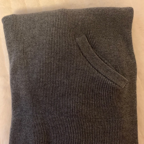 Deep V neck hooded sweater w/pockets - Picture 4 of 7